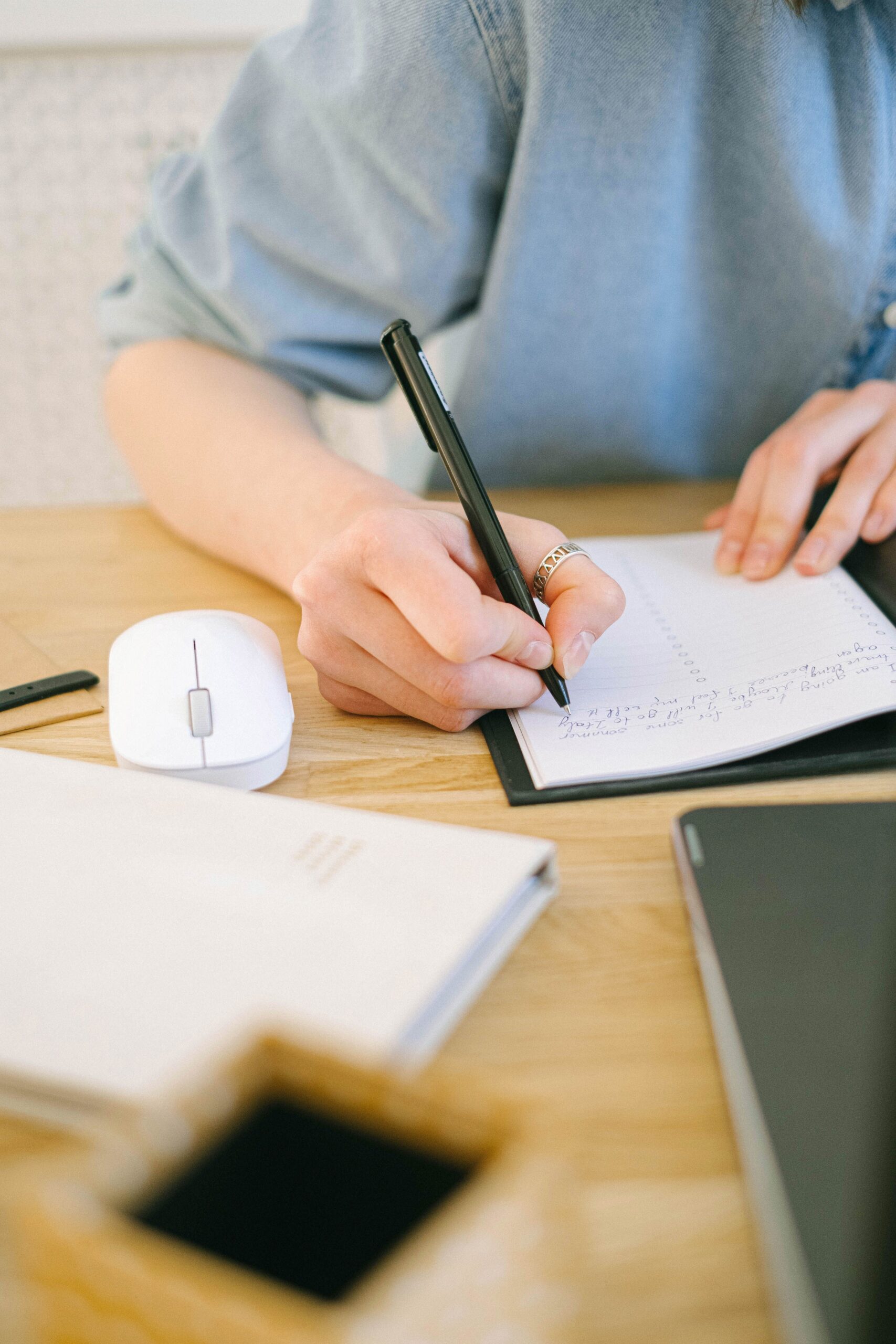 Notizen und Laptop bei der Organisation des digitalen Arbeitsalltags
